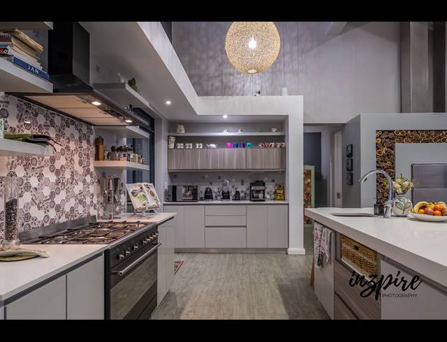 4 BEDROOM HOUSE FOR SALE IN VILLAGE ON SEA